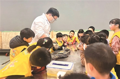  青少年走進沉船修復室近距離觀摩相關文物修復過程。 張哲盈攝