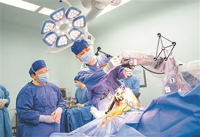 2024年10月17日，江蘇南通通州區人民醫院，智能機器人輔助醫生完成手術。翟慧勇攝（人民視覺）