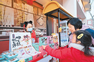游客在哪吒小鎮購買糕點產品。
