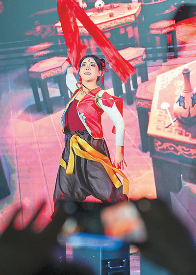 身著哪吒服飾的演員在哪吒小鎮為游客演出。