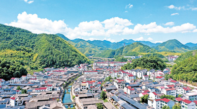 浙江省金華市磐安縣雙峰鄉大皿村，群山環抱，環境優美，呈現出一幅宜居宜游的美麗鄉村生態畫卷。王華斌攝（人民視覺）