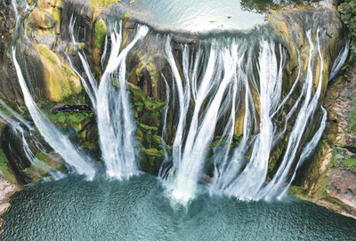 位于貴州省安順市的黃果樹瀑布景區草木青翠，河水清澈碧綠，瀑布銀花四濺。胡攀學攝（人民視覺）