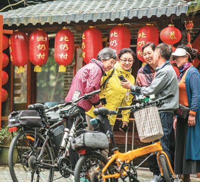 近年來，海南瓊海通過政府投資、企業共建等多種形式，打造出北仍、南強、留客、排港、沙美等多個各具特色的和美鄉村。寒冬時節，當地各和美鄉村成為游客和候鳥一族避寒觀光的好去處。    圖為游人在嘉積鎮北仍和美鄉村休閑游覽。蒙鐘德攝（人民視覺）