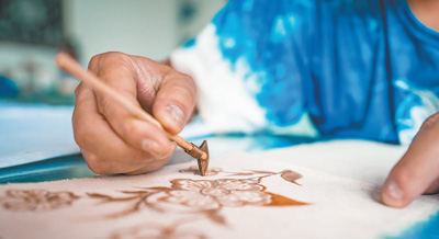 工匠在制作蠟染作品。涂 敏攝（人民視覺）