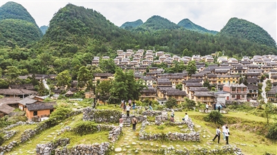 游客在荔波縣瑤山古寨觀光游玩。新華社記者 陶 亮攝