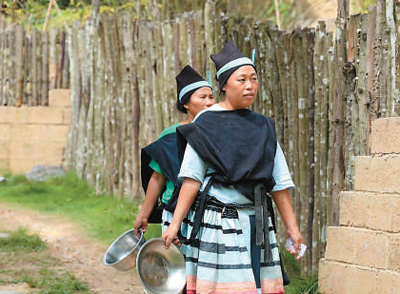 古寨中身穿傳統服飾的居民。張 歡攝