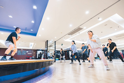 學員在浙江省湖州市長興縣一家減肥訓練營里進行有氧健身操訓練。伊 凡攝（人民視覺）