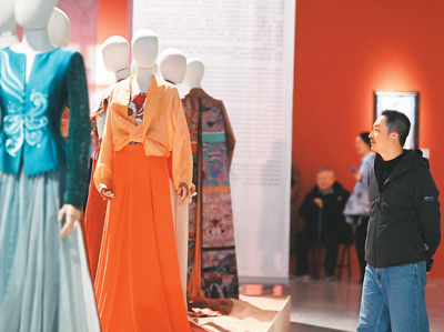 觀眾參觀“云衣霓裳：2025敦煌服飾文化研究暨創新設計展”。   于 凱攝（人民圖片）