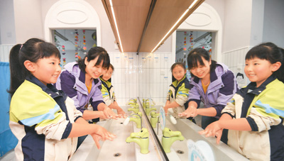 4月7日，貴州省貴陽市南明區第八實驗幼兒園的小朋友們在老師的指導下學習“七步洗手法”。   趙 松攝（人民視覺）