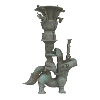 三星堆銅獸馱跪坐人頂尊銅像。資料圖片