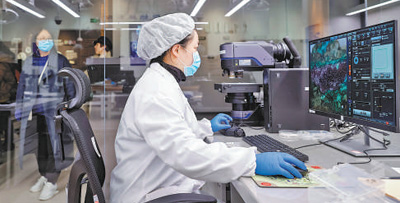 文物保護修復人員正在觀察研究三星堆出土文物。新華社記者??沈伯韓攝