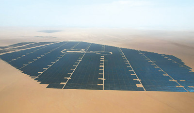 圖為新疆和田地區光伏產業園的“沙戈荒”光伏項目。新華社記者 丁 磊攝