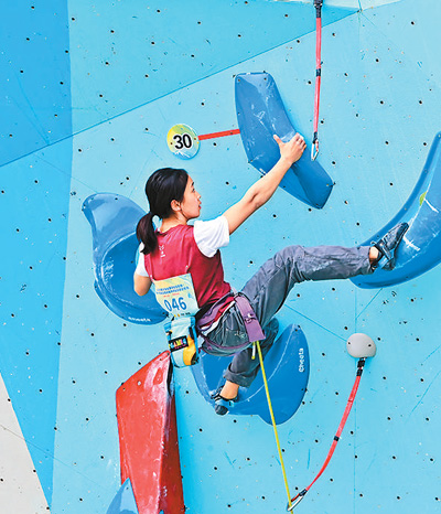 日前在江西省贛州市全南縣攀巖小鎮，選手在2025第三屆全國攀巖冠軍賽暨第十五屆全國運動會攀巖項目資格賽中比拼。朱海鵬攝（人民視覺）