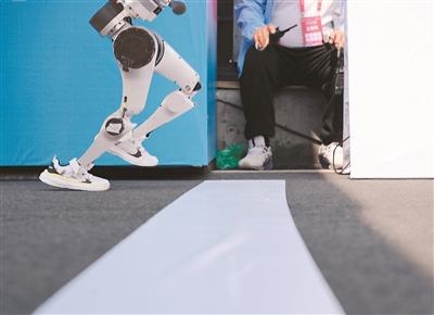 小頑童隊選手松延動力N2在比賽中沖向終點。 新華社記者 李 賀攝