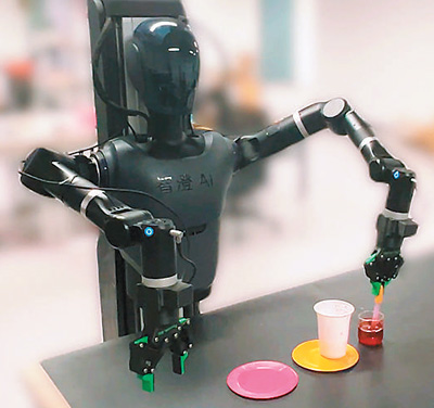 智澄英達研發的智能復合型人形機器人TR4正在進行化學試驗。智澄英達供圖