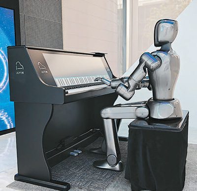 由浙江大學機器人研究院和杭州市余杭區海創人形機器人產業創新中心研發的人形機器人在彈奏鋼琴。本報記者 竇 皓攝