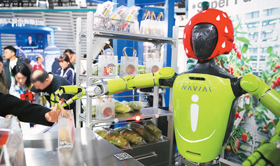 二〇二四年世界互聯網大會上，浙江人形機器人創新中心研制的“領航者”正在為觀眾發放禮物。浙江人形機器人創新中心供圖