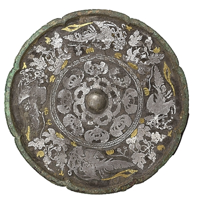 河南洛陽博物館展陳的唐代金銀平脫花鳥紋銅鏡。 洛陽博物館供圖
