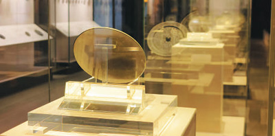 安徽蚌埠市博物館展出的漢代銅鏡。透過這枚銅鏡當前的狀況，依稀能見到過去鏡面光可鑒人的效果。 張 引攝（人民視覺）