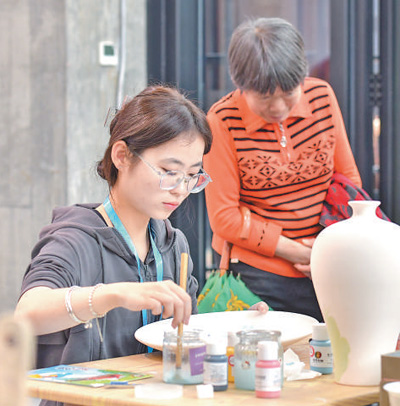 游客在紅旗坊·文旅產業園內體驗陶瓷彩繪。 許華森攝（影像中國）