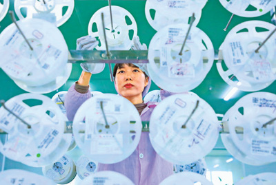 在江西省贛州市全南縣5G智能裝備產業園的一家光學科技企業，工人在生產5G通訊線路板、軟硬結合板等終端產品。朱海鵬攝（人民視覺）