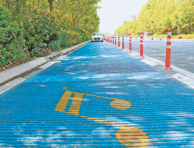 音樂公路路面設置了凹槽和凸起，車輛通過時會摩擦發聲。