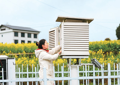  貴州省銅仁市玉屏侗族自治縣亞魚鄉郭家灣村，氣象技術人員在維護高標準農田氣象觀測站。胡攀學攝（人民圖片）