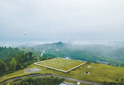 位于湖北省宜昌市的三峽國家氣候觀象臺內，技術人員施放了同時掛載北斗衛星導航探空儀和L波段探空儀的氣象氣球，正式開始北斗探空平行比對觀測。易黃鵬攝