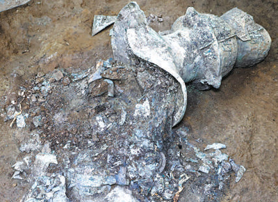      三星堆器物坑內傾倒的青銅尊，大量的收納物拋撒出來。   趙 昊供圖