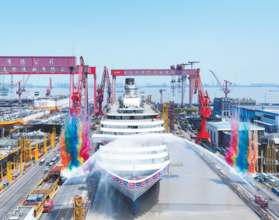    圖為第二艘國產大型郵輪“愛達·花城號”起浮現場。 中船集團供圖