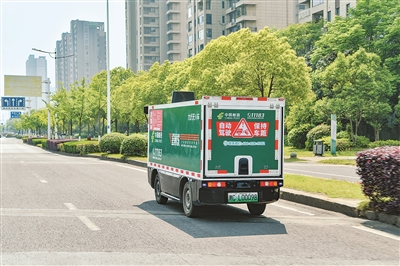 安徽銅陵，中國郵政集團有限公司銅陵市分公司的無人配送車自動行駛在道路上。 儲著傳攝（人民圖片）