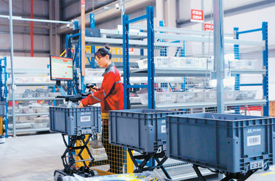 京東物流智狼搬運機器人將對應訂單的商品送到工作站。 本版照片除署名外，均為受訪企業供圖