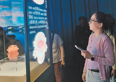 游客在三維特效技術顯示屏上觀看“小粉爐”細節。 楊琴琴攝