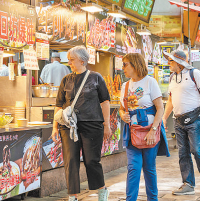 陜西省西安市蓮湖區，外國游客在美食文化街區游玩。 張 成攝（影像中國）
