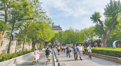 北京鐘樓，外國游客在游覽。 人民網記者 李楠樺攝