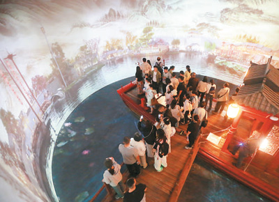 游客在揚州中國大運河博物館參觀。   孟德龍攝（人民圖片）