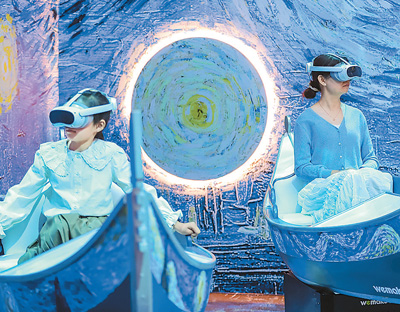 4月20日，游客在山東青島世博園XR梵高數字藝術體驗館進行數字產品體驗。   張 鷹攝（人民視覺）