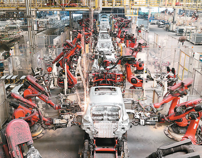 5月13日，浙江省金華市新能源汽車小鎮零跑汽車智能工廠車間里，新能源汽車自動化生產線正在高效運轉。   時補法攝（人民視覺）