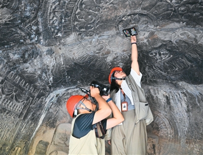 工作人員在龍門石窟魏字洞進行高清攝影掃描。 新華社記者 李嘉南攝