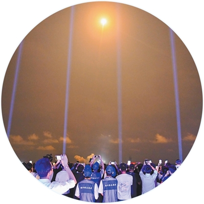 游客在瑤光火箭觀禮平臺拍攝火箭升空。   中旅（海南）航天旅游發展有限公司供圖