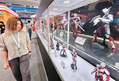 日前在北京國家速滑館舉行的二〇二五北京國際收藏玩具與藝術創意展覽會，匯聚了千余款潮玩作品。圖為觀眾參觀展出的玩具。 全亞軍攝（人民視覺）