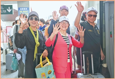 5月19日，銀發游客在上?；疖囌菊九_登車，開啟康養之旅。 新華社記者 王 翔攝