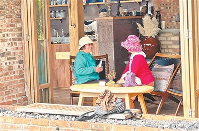 銀發游客在云南保山市隆陽區新寨村聊天。 袁純剛攝（人民視覺）