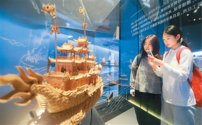 游客在位于江蘇的揚州中國大運河博物館參觀。   孟德龍攝（人民圖片）