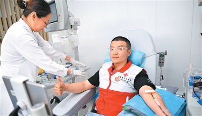 日前，一名紅十字會志愿者在天津市血液中心獻血。 新華社記者 趙子碩攝