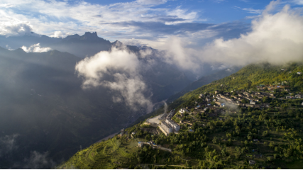 從空中俯瞰怒江大峽谷(新華社記者 江文耀 攝)