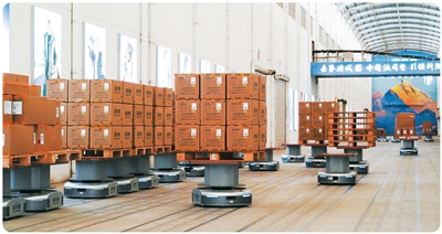 圖為江蘇省常熟市波司登智慧物流中心的智能搬運機器人。   受訪者供圖