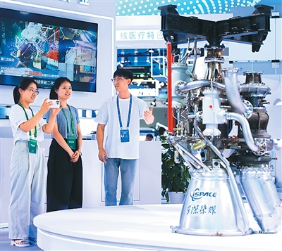 展區內，工作人員介紹焦點一號15噸液氮甲烷發動機。   陳冬冬攝