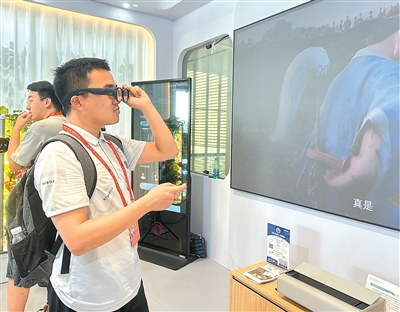 觀眾體驗智能即時翻譯眼鏡。   本報記者 周姝蕓攝