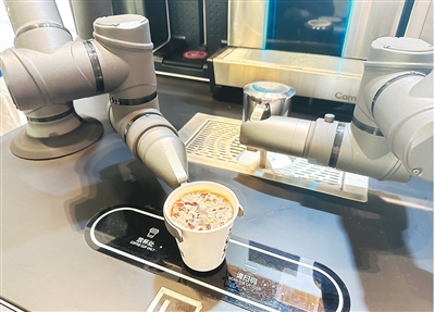 智能咖啡機器人正在工作。   本報記者 周姝蕓攝